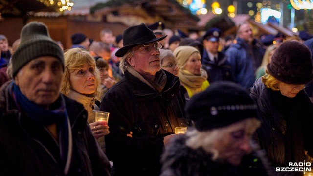 Łańcuch światła w Berlinie. Rok po zamachu terrorystycznym [ZDJĘCIA]
