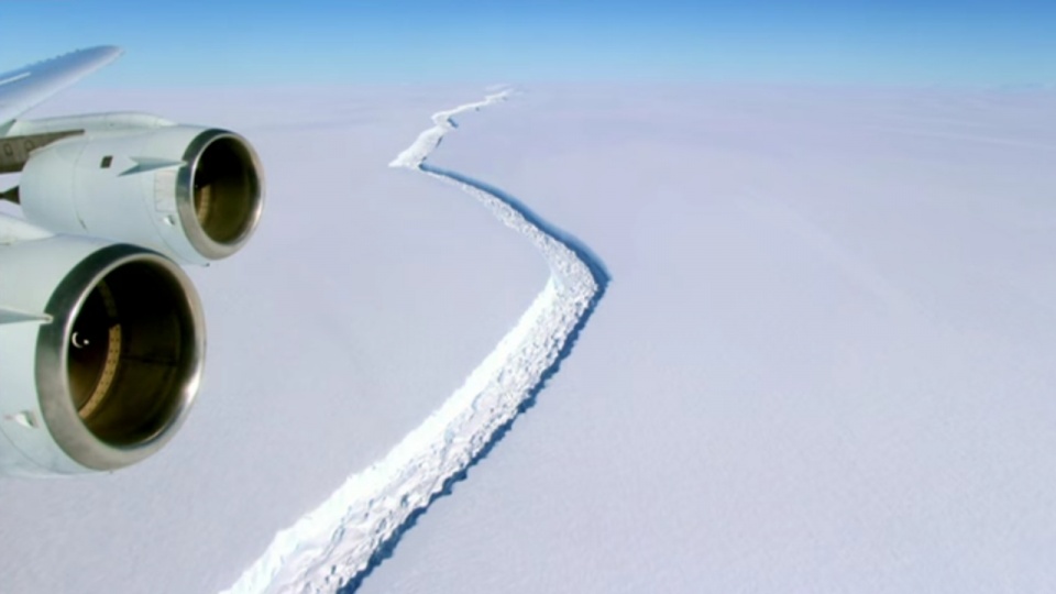 Góra lodowa odrywa się od lodowca szelfowego o nazwie Larsen C. Fot. www.youtube.com/bbcnews