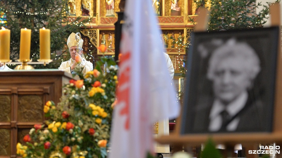 Msza żałobna w intencji zmarłego pod koniec grudnia Longina Komołowskiego odbyła się w niedzielę w szczecińskiej katedrze. Fot. Łukasz Szełemej [Radio Szczecin]
