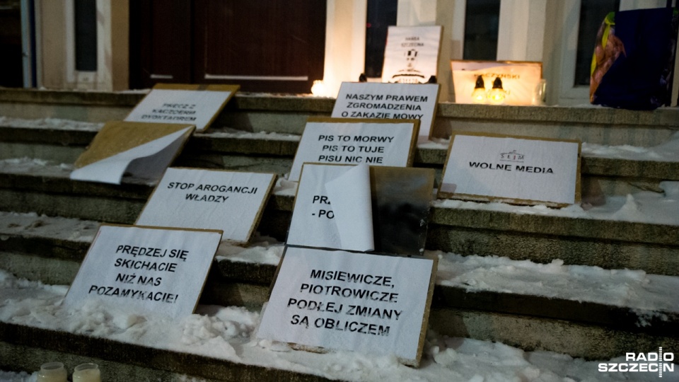 Grupa 15 osób protestowali przed siedzibą Prawa i Sprawiedliwości w Szczecinie. To manifestacja zwolenników Komitetu Obrony Demokracji. Fot. Olaf Nowicki [Radio Szczecin]