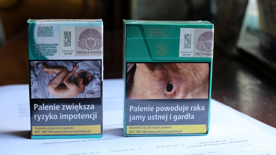 Zgodnie z przepisami, od 1 marca drastyczne zdjęcia będą umieszczane na wszystkich paczkach papierosów. Fot. Weronika Łyczywek [Radio Szczecin]