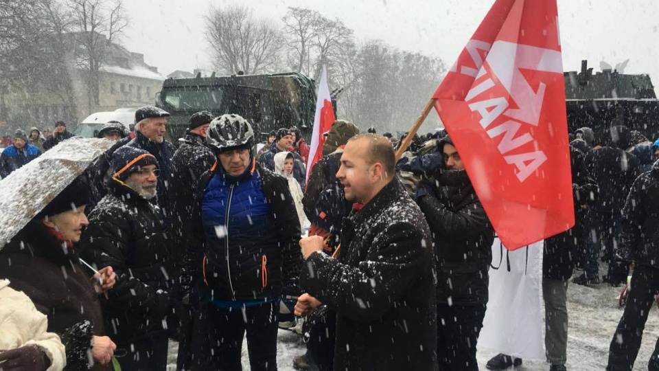 W sobotę działacze tej partii starali się zakłócić wojskowy piknik na Jasnych Błoniach w Szczecinie. Fot. Kamil Nieradka [Radio Szczecin]