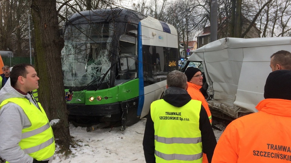 Samochód zderzył się z tramwajem na ulicy Żołnierskiej w Szczecinie. Tramwaj wypadł z szyn. Fot. Jacek Mrówczyński.