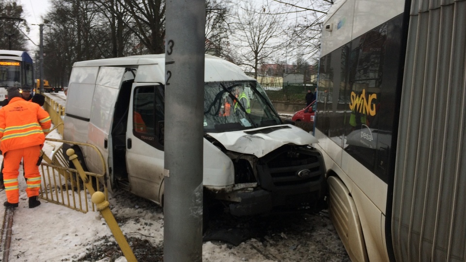 Samochód zderzył się z tramwajem na ulicy Żołnierskiej w Szczecinie. Tramwaj wypadł z szyn. Fot. Jacek Mrówczyński.