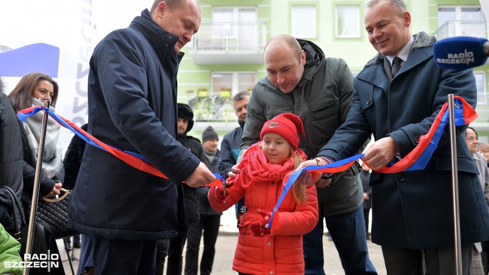 12 rodzin ze Szczecina odebrało klucze do nowych mieszkań w Dąbiu. Fot. Łukasz Szełemej [Radio Szczecin]