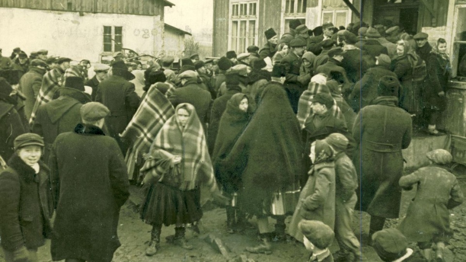 Mieszkańcy wsi przed lokalem wyborczym, 19 I 1947 r. (IPN BU 024/116)