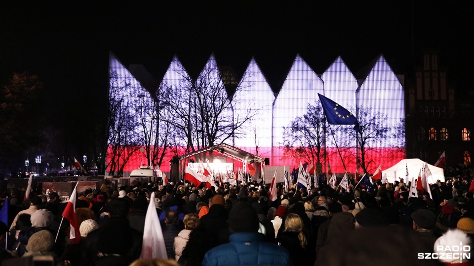 Manifestacja Komitetu Obrony Demokracji na pl. Solidarności w Szczecinie w grudniu 2016 roku. Fot. Weronika Łyczywek [Radio Szczecin/Archiwum]