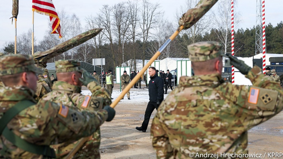 Ćwiczeniom wojskowym na poligonie w Żaganiu przygląda się m.in. prezydent Andrzej Duda. Fot. https://twitter.com/prezydentpl