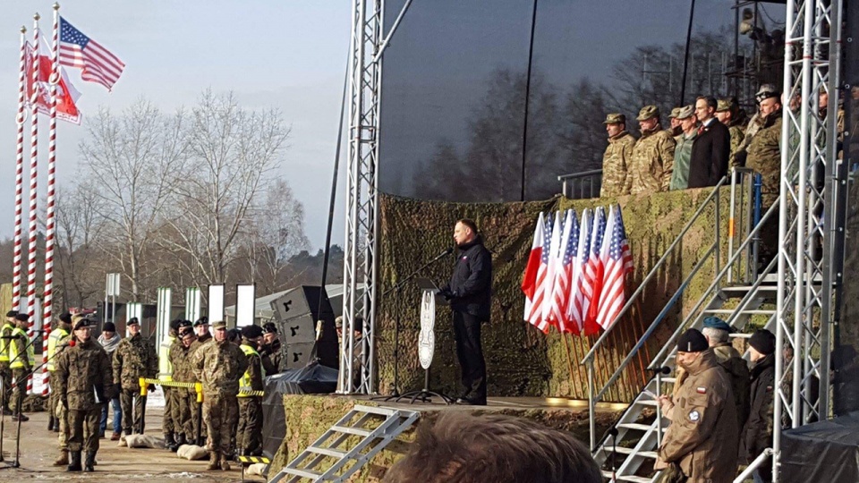 Ćwiczeniom wojskowym na poligonie w Żaganiu przygląda się m.in. prezydent Andrzej Duda. Fot. https://twitter.com/USArmyEurope