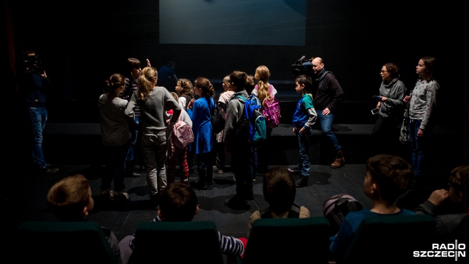 Uczestnicy zajęć na Uniwersytecie Dziecięcym "Mały poliglota" zwiedzają Teatr Lalek Pleciuga. Fot. Olaf Nowicki [Radio Szczecin]