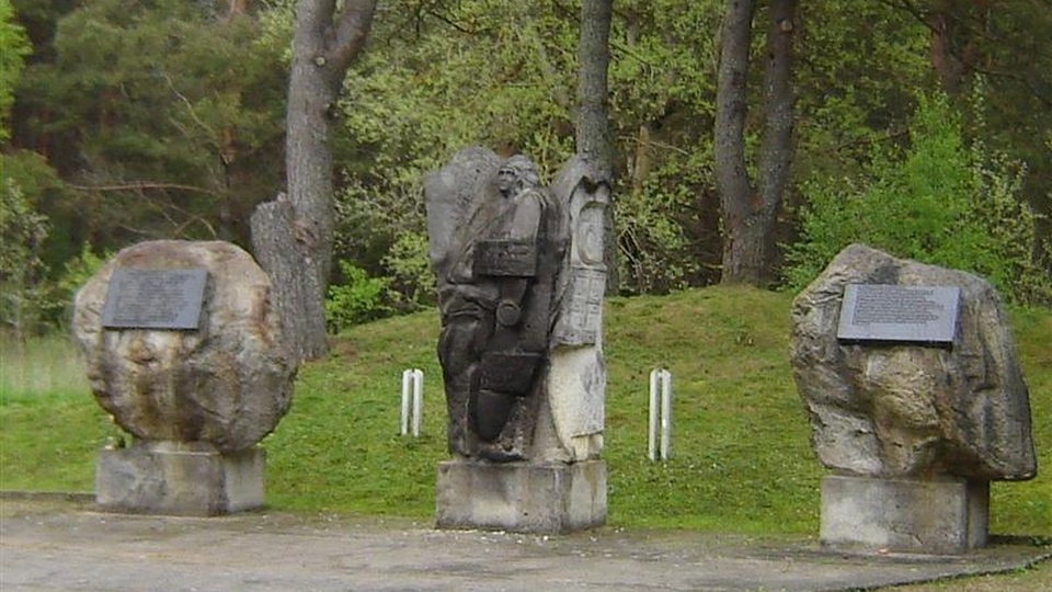 Pomnik na terenie dawnego obozu. Źródło fot.: pl.wikipedia.org/Brogaj