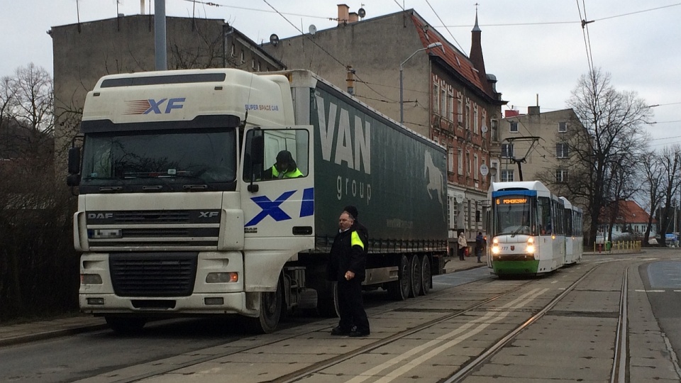 W Szczecinie na ulicy Lipowej zepsuty tir zablokował przejazd tramwajowych szóstek. Fot. Internauta Jacek Mrówczyński