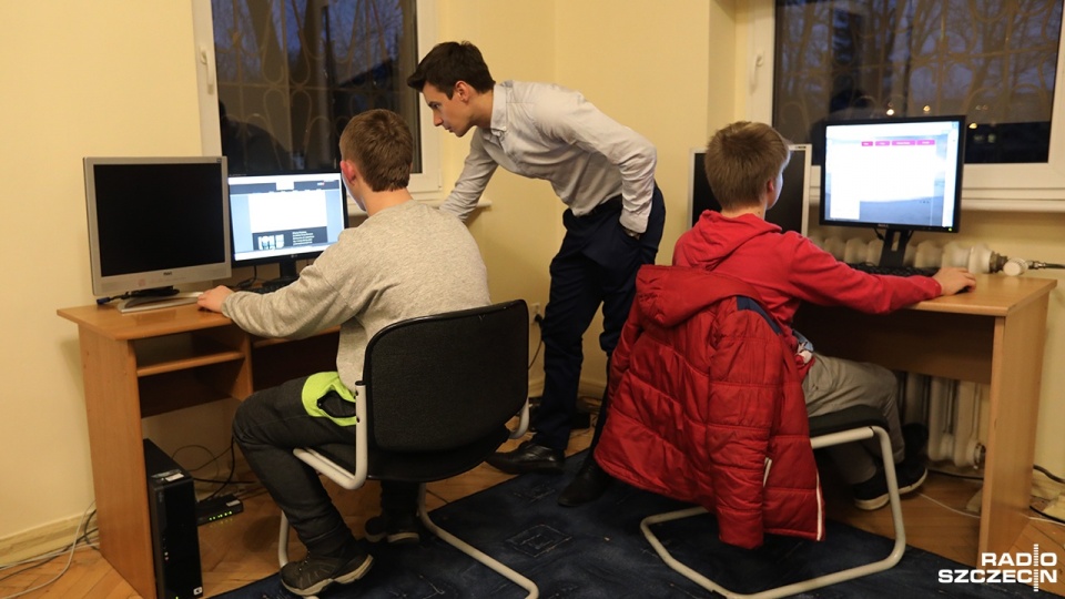 Dzieciaki pracują nad stronami internetowymi lokalnych firm. Fot. Weronika Łyczywek [Radio Szczecin]