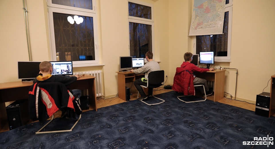 Dzieciaki pracują nad stronami internetowymi lokalnych firm. Fot. Weronika Łyczywek [Radio Szczecin]