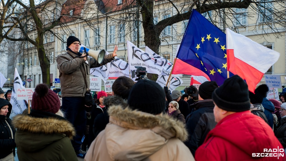 Protest KOD-u na Placu Żołnierza w Szczecinie. Fot. Olaf Nowicki [Radio Szczecin]