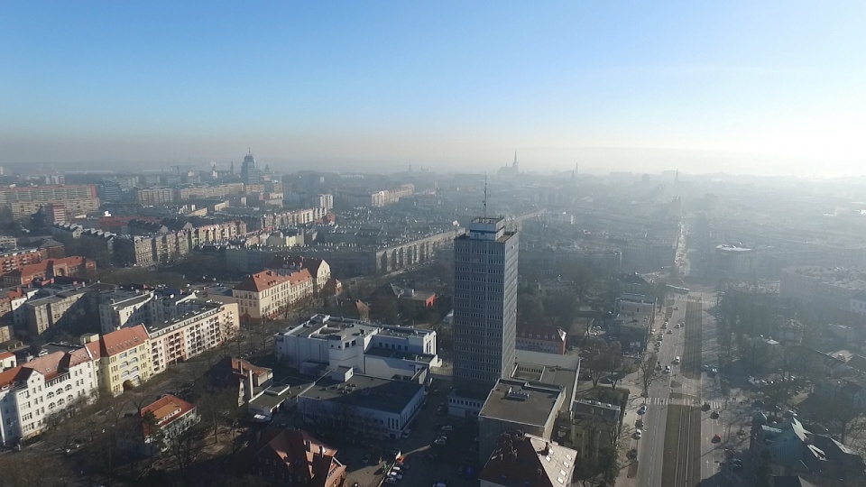 Andrzej Miluch wyjaśnia, że obserwowany rano spadek przejrzystości powietrza w mieście nie oznacza, że nad Szczecinem utworzyła się chmura smogu, natomiast na pewno mieliśmy do czynienia z chwilowym wzrostem stężenia zanieczyszczeń powietrza. Fot. Piotr S