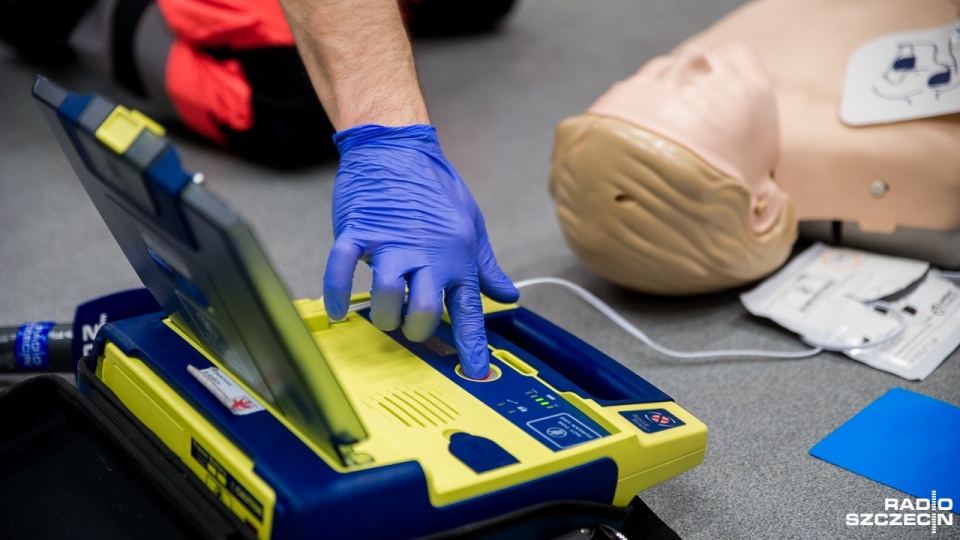 Szkolenie z obsługi automatycznego defibrylatora zewnętrznego (AED). Fot. Olaf Nowicki [Radio Szczecin]