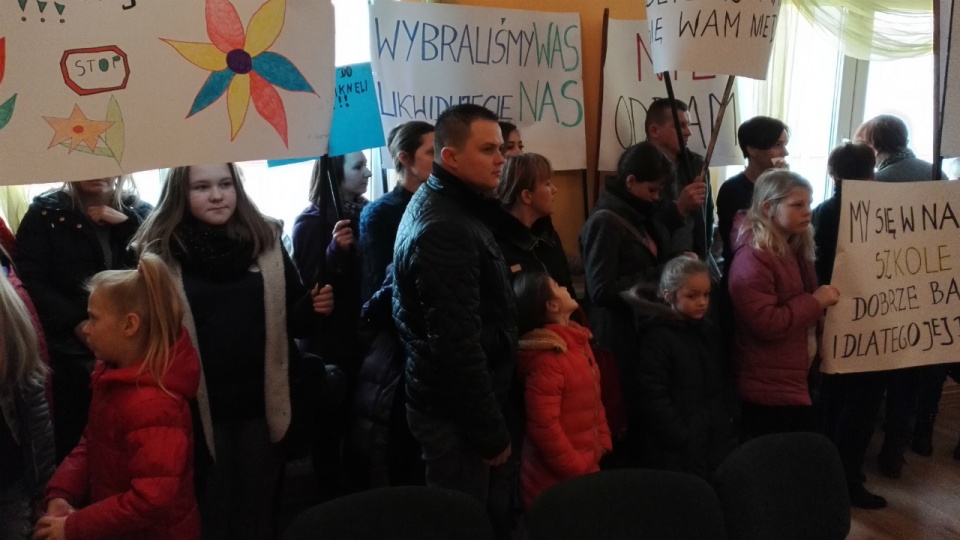 Protest podczas sesji rady gminy w Pełczycach. Fot. Szkoła Podstawowa w Chrapowie