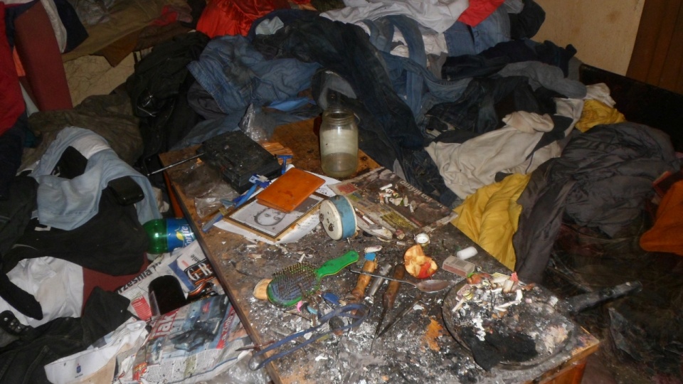 Hałdy śmieci, starych ubrań, robactwo - w takich warunkach żyją ludzie. Fot. ZBiLK