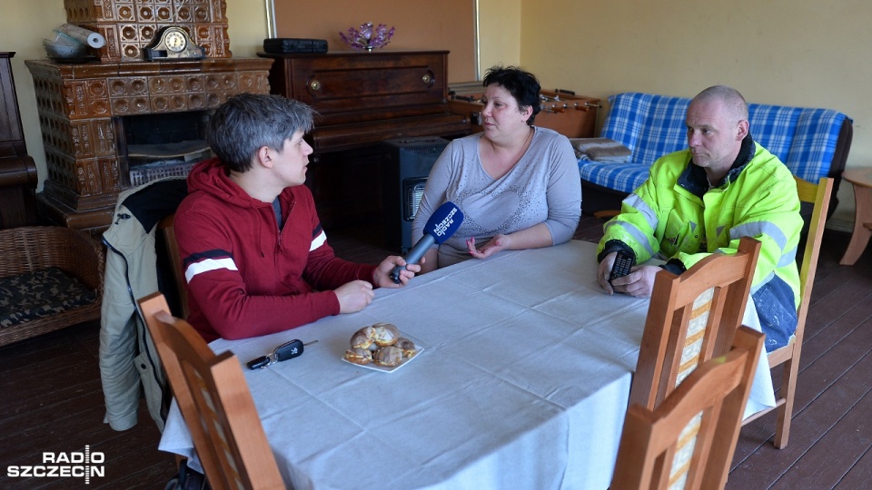 Rodzina pogorzelców z Kodrąbia, w gminie Wolin, od 9 miesięcy mieszka w wiejskiej świetlicy. Fot. Łukasz Szełemej [Radio Szczecin]