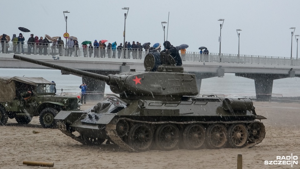 Czołg T-34 wjechał na kołobrzeską plażę. Fot. Przemysław Polanin [Radio Szczecin]