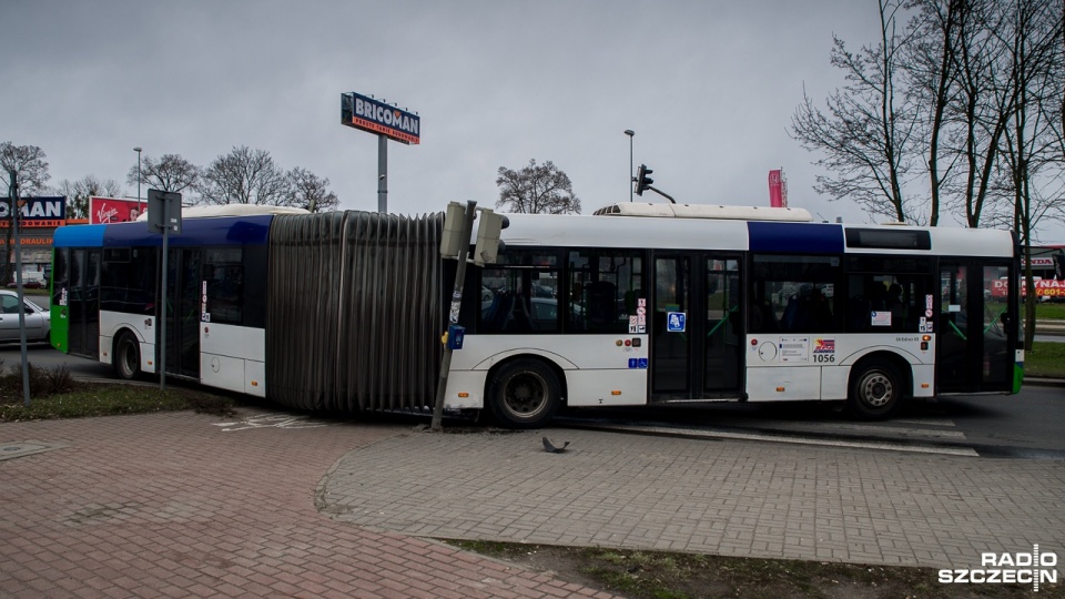 Autobus komunikacji miejskiej uderzył w sygnalizator uliczny w Szczecinie. Fot. Olaf Nowicki [Radio Szczecin]