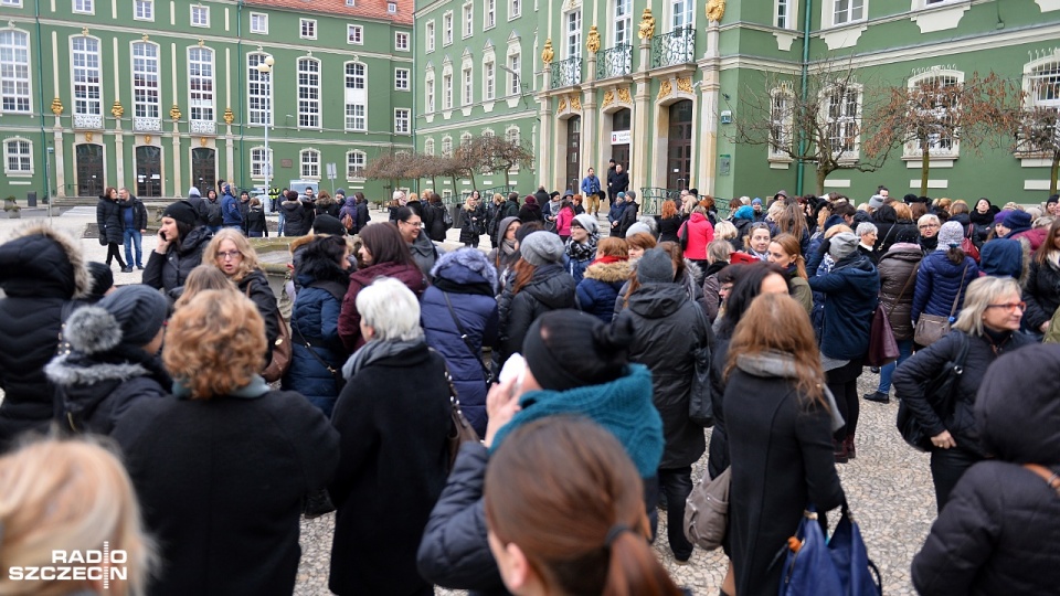 Ponad 200 pracowników Miejskiego Ośrodka Pomocy Rodzinie w Szczecinie zebrało się pod urzędem miasta 10 marca. Fot. Łukasz Szełemej [Radio Szczecin/Archiwum]