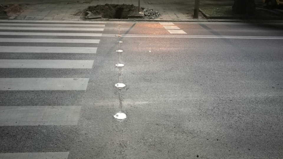 Specjalne światełka, które włączają się automatycznie, gdy wyczują ruch pieszego, zostały zainstalowane wzdłuż przejścia dla pieszych przy krzyżówce ulic Kopernika i Jagiełły w Szczecinie. Fot. ZDiTM Szczecin