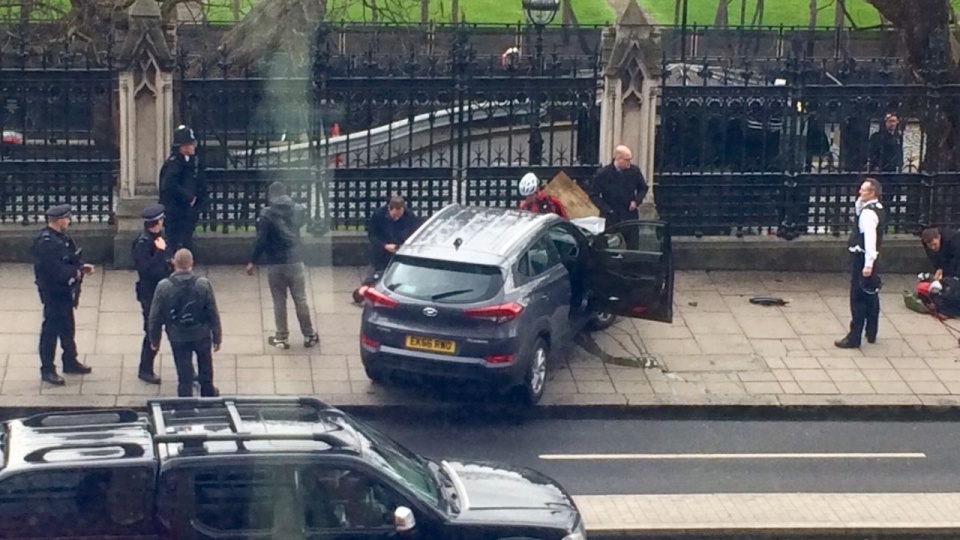 Strzelanina przed budynkiem brytyjskiego parlamentu w Londynie. Fot. Twitter: Raveen Aujmaya
