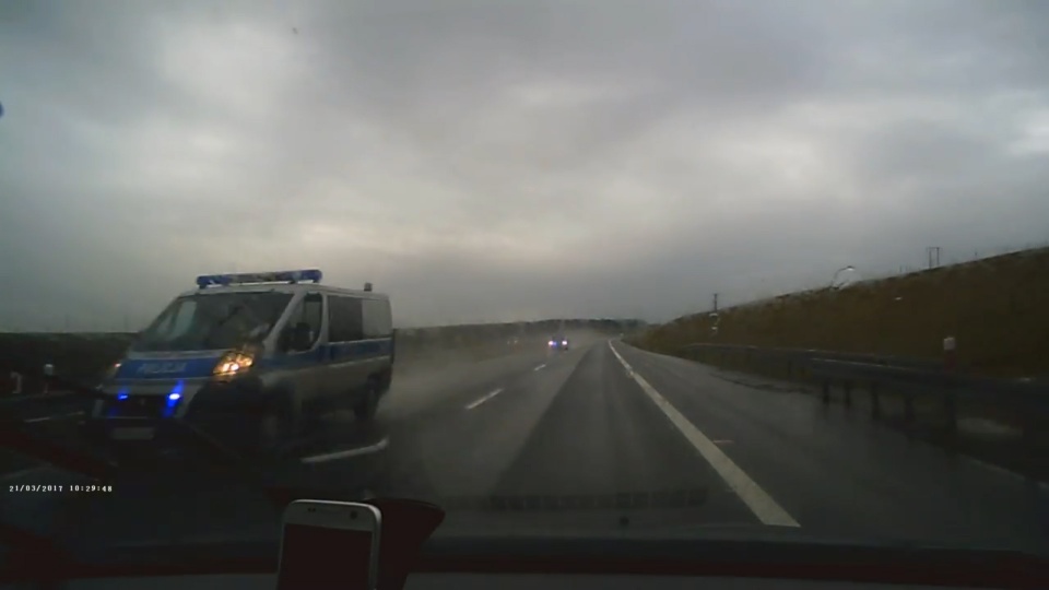 Na filmie widać samochód jadący "pod prąd" lewym pasem na jezdni w kierunku Gorzowa Wielkopolskiego. Goniły go jadące w ten sam sposób radiowozy. Źródło: YouTube.com/PEJOP1001