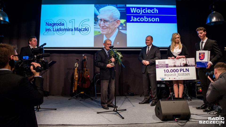 Nagrodę Ludomira Mączki otrzymał Wojciech Jacobson. Fot. Olaf Nowicki [Radio Szczecin]