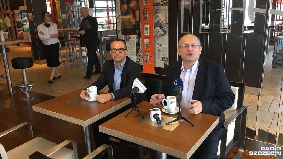 Artur Pokorski (z lewej) przeszedł wszystkie szczeble kariery w największej sieci restauracji w Polsce. Fot. Grzegorz Gibas [Radio Szczecin]