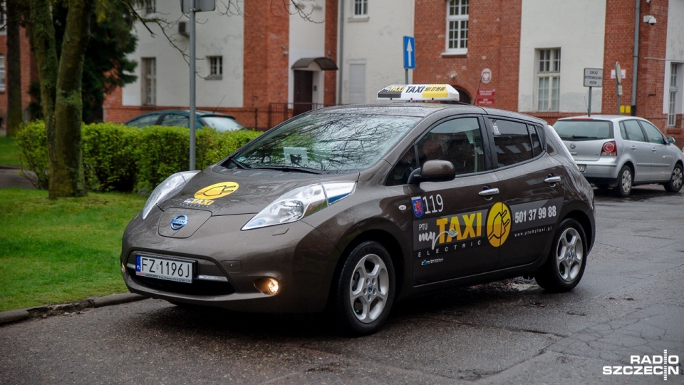 Jeszcze w tym roku po ulicach Świnoujścia ma jeździć pięć elektrycznych taksówek. Na razie w mieście jest tylko jedna stacja ładująca auta. Fot. Olaf Nowicki [Radio Szczecin]