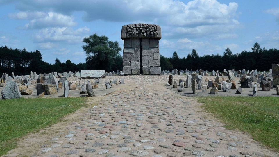 Pomnik Ofiar Obozu Zagłady w Treblince. Źródło fot.: www.pl.wikipedia.org/Adrian Grycuk, Boston9