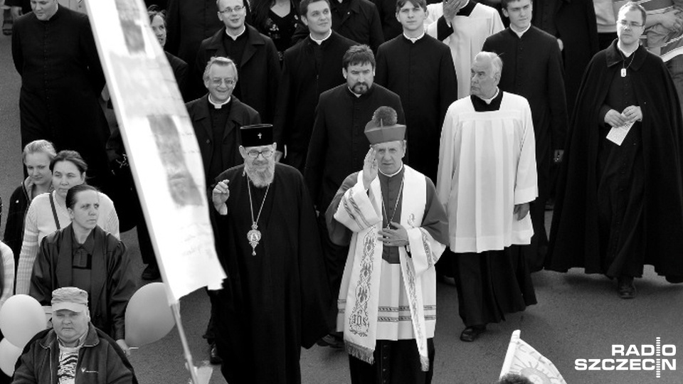 Abp Jeremiasz (z lewej, obok abp. Andrzeja Dzięgi) w kwietniu 2010 brał udział w szczecińskim "Marszu dla życia", w tym roku obok głównej intencji - obrony życia dziecka poczętego - uczestnicy oddali hołd ofiarom katastrofy pod Smoleńskiem. Fot. Łukasz Sz