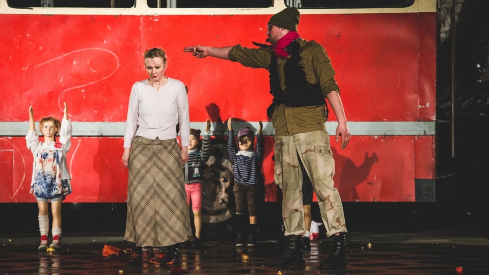 Plenerowy spektakl Teatru Biuro Podróży "Cisza w Troi" to niezwykła opowieść o wojnie, tej która toczy się obok nas w Aleppo czy Donbasie. Fot. Piotr Nykowski