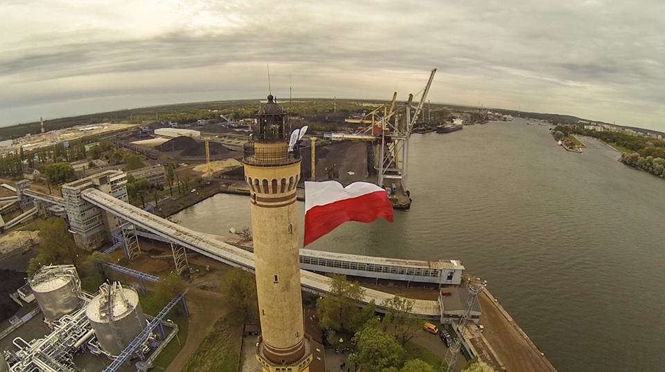 Flaga Polski która powiewała na latarnii w Świnoujściu w 2014 roku. Fot. Paweł Płocharski [Radio Szczecin/Archiwum]