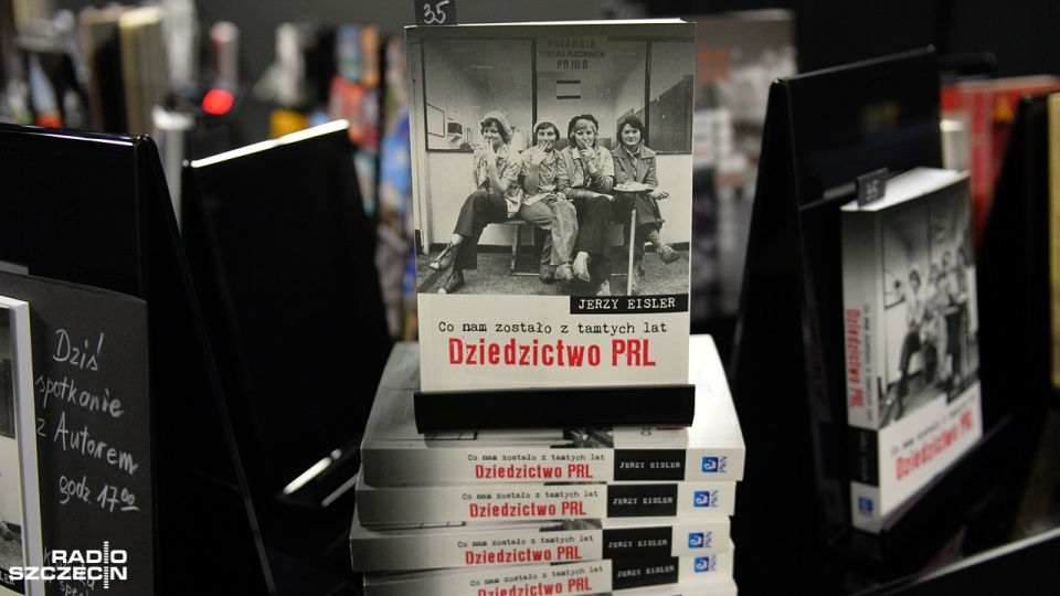 Profesor Jerzy Eisler jest autorem książki "Co nam zostało z tamtych lat". Fot. Łukasz Szełemej [Radio Szczecin]