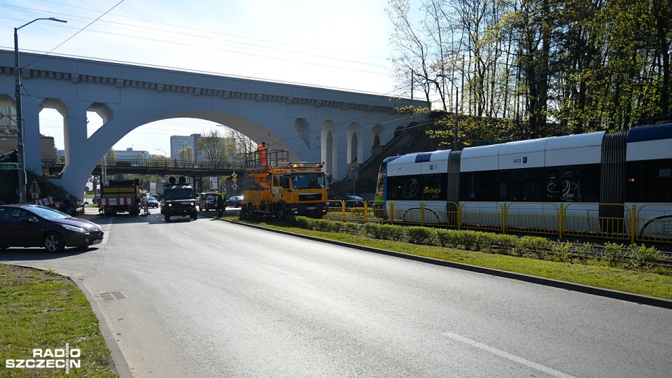 Koparka w czwartek przed południem zahaczyła i zerwała sieć trakcyjną na ul. Ku Słońcu w Szczecinie; tramwaje jeżdżą zmienionymi trasami. Fot. Łukasz Szełemej [Radio Szczecin]