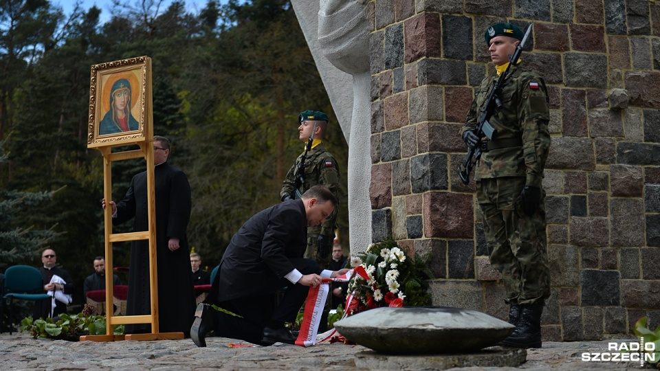 Prezydent Andrzej Duda na Siekierkowskim Cmentarzu Wojennym. Fot. Łukasz Szełemej [Radio Szczecin]