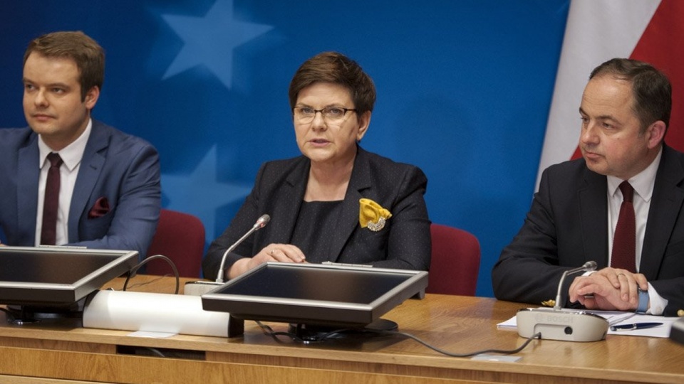 Premier Beata Szydło i wiceminister spraw zagranicznych Konrad Szymański na szczycie w Brukseli. Fot. www.twitter.com/premierrp