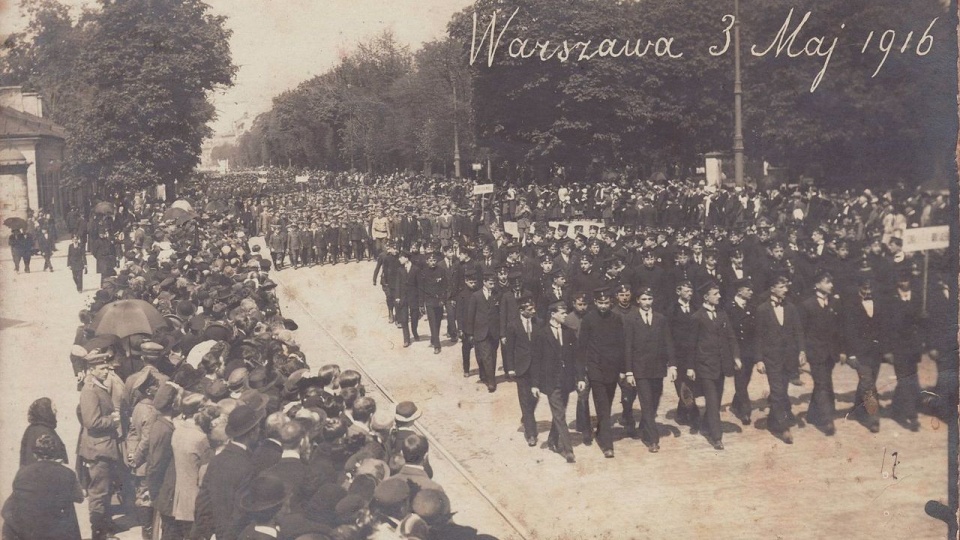 Pocztówka: Pierwsza od 1830 roku legalna manifestacja patriotyczna w Warszawie w 1916 roku. Fot. www.wikipedia.org