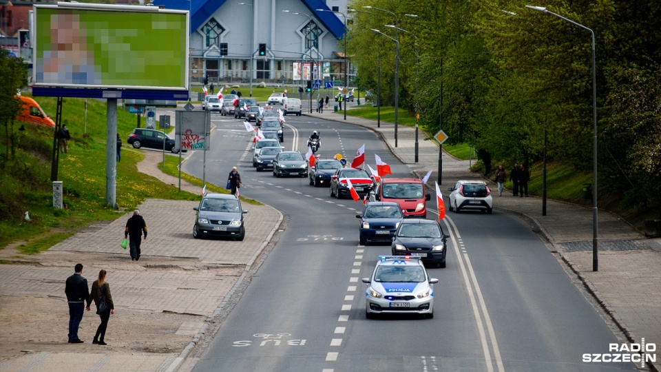 Kolumna kilkudziesięciu aut ozdobionych biało-czerwonymi flagami przejechała w środę ulicami Szczecina. Fot. Olaf Nowicki [Radio Szczecin]