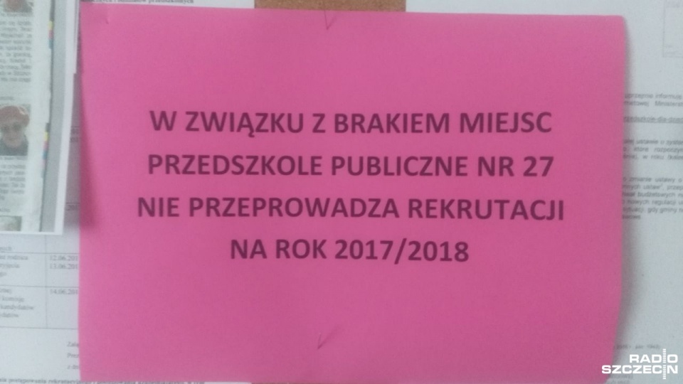 Komunikat wywieszony w Przedszkolu Publicznym nr 27 "Żagielek". Fot. Radosław Jaczmiński [Radio Szczecin]