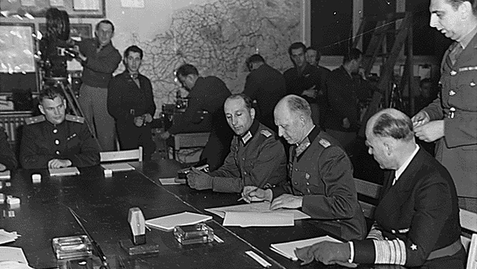 Gen. Jodl podpisuje w Reims kapitulację Wehrmachtu. Źródło fot.: www.wikipedia.org/Ras67
