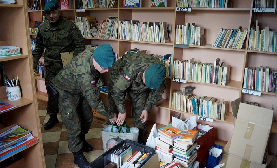 Po zasileniu biblioteki w Suliszewie przez żołnierzy jej księgozbiór liczy teraz ponad 5 tysięcy pozycji. Fot. Archiwum 12SDZ