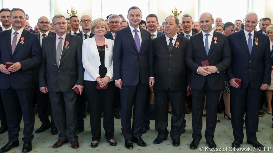Prezydent Andrzej Duda odznaczył kilkudziesięciu samorządowców za działania na rzecz społeczności lokalnych. Fot. twitter.com/prezydentpl