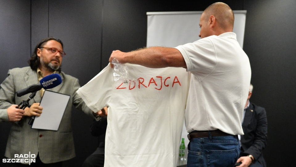 Woźniak wręczył koszulkę Solidarności Milczanowskiemu z napisem "Zdrajca". Fot. Łukasz Szełemej [Radio Szczecin]