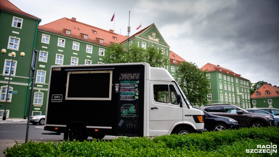 Food truck pod Urzędem Miasta. Fot. Olaf Nowicki [Radio Szczecin]