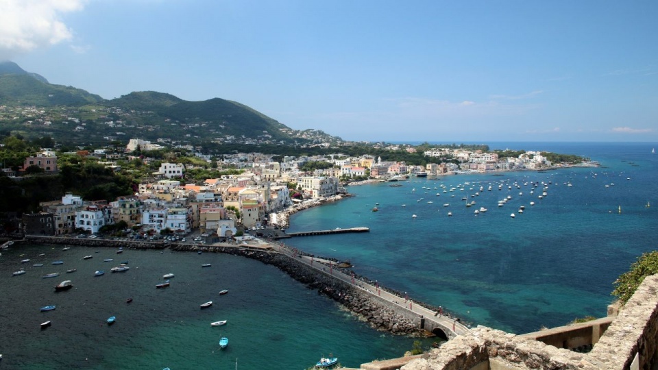 Ischia to włoska wyspa wulkaniczna w Zatoce Neapolitańskiej. Fot. pixabay.com / maaritjokinen (CC0 Public Domain)